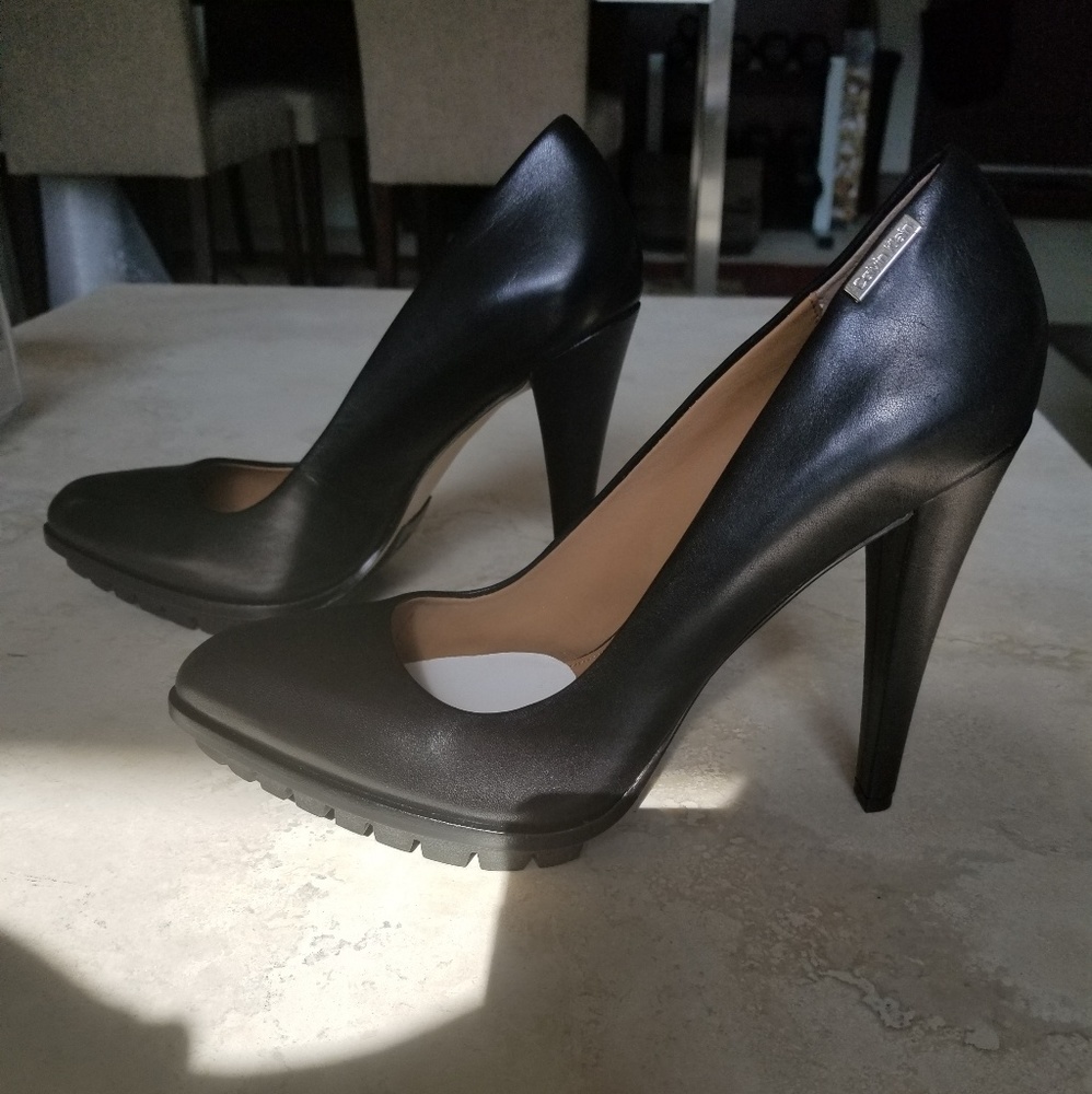 Calvin Klein LEILANI LEATHER PUMP